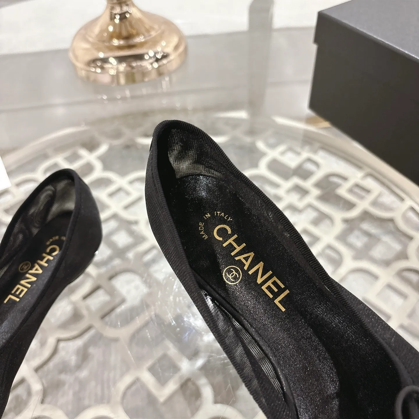 👟👟Ex-factory price 520👟👟 Mesh [purchase-level quality] CHANEL Xiaoxiang 25/A new summer bow-tie shoes 💃 This pair of "dancing shoes" is really breathtakingly beautiful! Made of cowhide fabric + exquisite electric embroidery, every detail exudes a sense of high-end ~ classic bow design, Italian genuine leather sole, comfortable and elegant on the feet, a perfect must-have for fairies!  🌟 All counters are from the same source! All materials are customized according to the original 1:1, and are developed and patterned from genuine products. The quality is absolutely assured ~ a classic that must be bought every year, a versatile artifact that looks great whether paired with skirts or jeans!  💖 The perfect finishing touch for summer outfits, sisters, just do it! 👉 Fabric: Imported sheepskin Lining: Imported sheepskin Outsole: Private molded outsole Size: 35-40